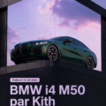 Installation 3D du BMW i4 M50 à Times Square illuminée la nuit.