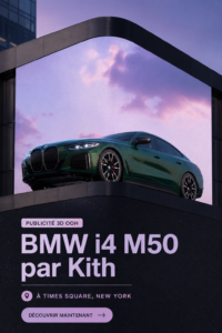 Installation 3D du BMW i4 M50 à Times Square illuminée la nuit.