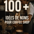 Une tasse de café sur un bureau avec un carnet ouvert pour écrire des idées de noms.