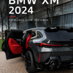 BMW XM 2024 garé sur une route pittoresque, mettant en valeur son design moderne