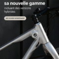 Une nouvelle moto BMW hybride sur une route panoramique, représentant l'innovation et la performance.