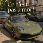 Femme utilisant un ordinateur pour compresser un fichier PDF.
