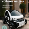 Femme souriante se tenant devant sa nouvelle voiture neuve