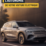 Voiture électrique stationnée près d'une borne de recharge, illustrant son autonomie.