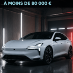 Berline électrique moderne garée sur une route urbaine, illustrant l'innovation automobile.