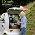 Véhicule électrique adapté pour personnes à mobilité réduite en usage dans un parc.