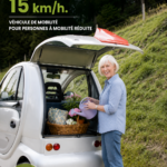 Véhicule électrique adapté pour personnes à mobilité réduite en usage dans un parc.