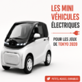 Un petit véhicule électrique Toyota dans un décor urbain moderne, illustrant l'innovation automobile.