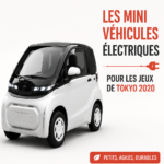 Un petit véhicule électrique Toyota dans un décor urbain moderne, illustrant l'innovation automobile.