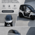 Voiture électrique compacte garée dans un espace étroit en ville