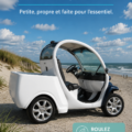 Image d'une voiture électrique GEM circulant dans un environnement urbain.