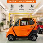Une famille souriante devant une voiture électrique prête pour un long voyage.