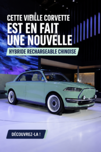 Une ancienne Corvette transformée en voiture hybride moderne lors d'une exposition automobile.