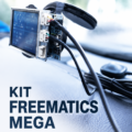 Freematics Mega Kit installé sur un tableau de bord de voiture électrique
