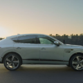 Image de la Genesis GV80 Coupé 2025, élégante et moderne sur une route.