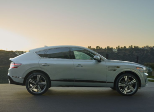 Image de la Genesis GV80 Coupé 2025, élégante et moderne sur une route.