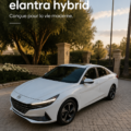 Vue de l'Hyundai Elantra Hybrid rouge sur une route dégagée, mettant en avant son design moderne.
