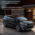 Kia MPV en stationnement avec un espace passager spacieux et accueillant.