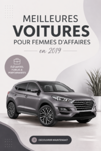 Une femme souriante conduisant une voiture électrique moderne sur une route urbaine.