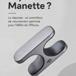 Une femme utilisant un iPhone avec un motion controller pour une expérience AR immersive.