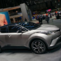 Vue du nouveau Toyota C-HR en environnement urbain, soulignant son design moderne et élégant.