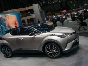 Vue du nouveau Toyota C-HR en environnement urbain, soulignant son design moderne et élégant.