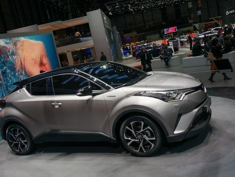 Vue du nouveau Toyota C-HR en environnement urbain, soulignant son design moderne et élégant.