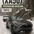 Toyota RAV4 Hybrid prêt pour une aventure sur route off-road.