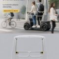 Image d'un scooter autonome circulant dans une ville moderne, illustrant l'innovation technologique en mobilité.
