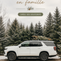 Une famille souriante vêtue d'habits d'hiver en train de profiter d'une sortie en plein air.