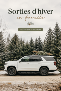 Une famille souriante vêtue d'habits d'hiver en train de profiter d'une sortie en plein air.