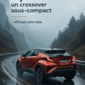 Toyota C-HR, un crossover moderne et élégant garé devant un paysage urbain.