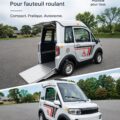 Un van adapté pour fauteuils roulants dans un cadre urbain accessible.