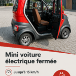 Une femme souriante conduisant un véhicule électrique sans permis sur une route panoramique.