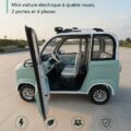 Une femme souriante conduisant une voiture électrique compacte dans la ville.