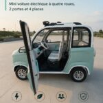 Une femme souriante conduisant une voiture électrique compacte dans la ville.