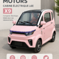 Yunlong X9, voiture électrique moderne et pratique sur une route urbaine.