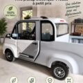 Camionnette électrique économique sur la route, représentant l'innovation durable.