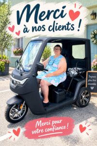 Groupe de femmes heureuses discutant de voitures électriques dans un showroom