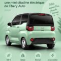 Le QQ Ice Cream, un mini EV charmant aux couleurs vives parké en ville.