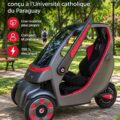 Une voiture électrique Quantum du Paraguay avec un design moderne et compact sur une route urbaine.