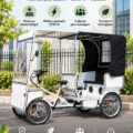 Image d'une rickshaw solaire sur une rue animée, illustrant une solution de mobilité innovante.