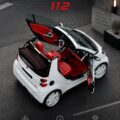 Vue de la Smart Brabus Fortwo Ultimate 112 garée dans un environnement urbain, mettant en avant son design élégant.