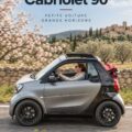La Smart Fortwo Cabrio 90 garée dans un cadre urbain moderne, attirant l'attention par son design élégant.