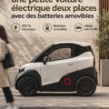 Une voiture électrique à deux places de Silence avec batteries amovibles, sur fond urbain.