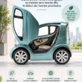 La Volpe, la plus petite voiture électrique au monde, exposée dans un environnement urbain.