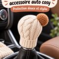 Housse tricotée pour levier de vitesse dans une voiture, ajoutant une ambiance cosy.