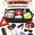Femme souriante dans une voiture électrique avec des accessoires pratiques autour d'elle.