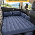 Un matelas gonflable installé dans une voiture pour un sommeil confortable.