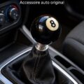 Pommeau de levier de vitesse avec une boule de billard colorée, mettant en avant son design unique.